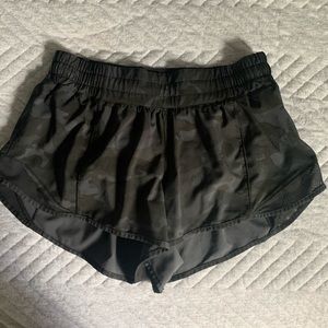 Lululemon- Hotty hot short 2.5”